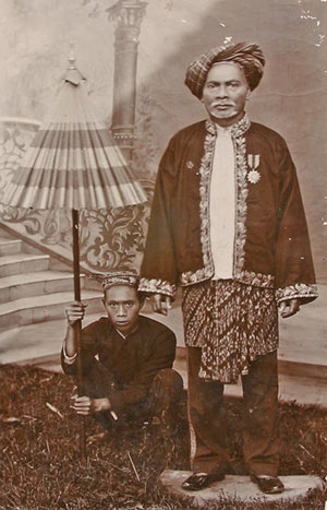 'Hadji Ibrahim, hoofdpenghoeloe van Pati (Java, ten oosten van Semarang), in ambtskostuum'. Bron: KITLV, Leiden, inv.nr. 15.498.