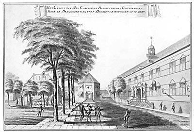 J. Rach (circa 1775): Plein binnen het kasteel Batavia met rechts het gouvernementsgebouw. Bron: J. de Loos Haaxman, Johannes Rach en zijn werk (Batavia 1928) plaat 73.